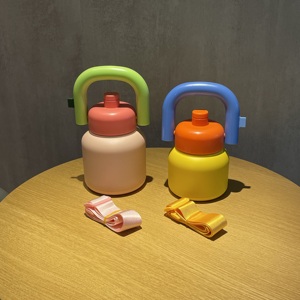 <span class=keywords><strong>Grand</strong></span> thermos de 800ml et bouilloire isolée pour les familles comprenant une grande tasse pour <span class=keywords><strong>parents</strong></span> et une tasse pour enfants avec paille - Product Image 4