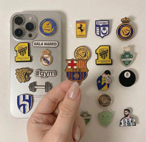 Autocollant de té<span class=keywords><strong>l</strong></span>éphone <span class=keywords><strong>en</strong></span> métal gravé à commande par clic, motif dessin animé, vente transfrontalière, badge broche du Moyen-Orient, stock fabricant - Product Image 5