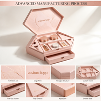 Caja de Regalo Personalizada con Forma Hexagonal para Calendario de Adviento, Color Rosa Pálido con Detalles en Oro Rosa, Diseño Ondulado, Logotipo Serif, Tapa con Bisagras, Set de Cuidado de la Piel