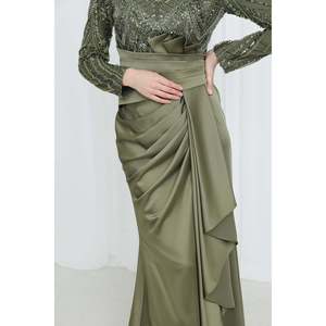Robe de soirée longue en satin kaki pour femme Puane avec haut brodé et détail de taille drapé, robe élégante pour occasions spéciales - Product Image 2