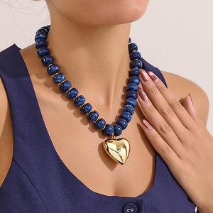 Collana girocollo da donna NA1041 alla moda, esagerata, con perle in resina colorate fatte a mano e ciondolo a cuore voluminoso - Product Image 3