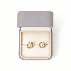 กล่องใส่ต่างหูแบบติดหู กล่องโชว์เครื่องประดับหนังเทียมแบบมีบานพับสั่งทำพิเศษ พร้อมแผ่นกำมะหยี่  ปั๊มโลโก้ตามสั่ง ราคาขายส่ง - Product Image 3