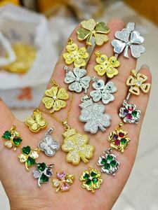 Ciondoli di Lusso Personalizzati a Forma di Quadrifoglio con Zirconi, Placcati in Oro, Collana Scintillante con Charm a Quadrifoglio - Product Image 4