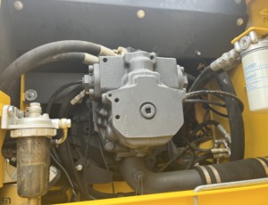 รถขุดไฮดรอลิก Komatsu PC300 30 ตัน แบบตีนตะขาบ มือสอง พร้อมปั๊มเกียร์และลูกปืน รุ่นปี 2023 พร้อมรายงาน - Product Image 4