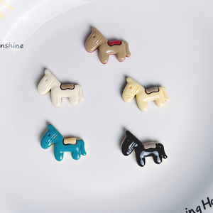 Mini-breloques en résine en forme de cheval, adorables ornements de poney de dessin animé, accessoires de bijoux faits main pour boucles d'oreilles, bracelets, Noël, Halloween - Product Image 1