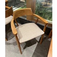 Ensemble de chaises de café en bois massif de style moderne pour la cuisine japonaise, les boulangeries, le thé et les restaurants occidentaux à usage commercial