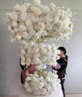 Élégante composition florale blanche pour allée, rangée de roses artificielles et de gypsophiles pour la décoration de mariages, cérémonies et événements