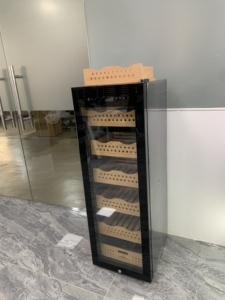 NE-143หนึ่งประตูกระจกที่ช่วยเพิ่มกลิ่นหอมของซิการ์ตู้ควบคุมความชื้นอัจฉริยะพร้อมชั้นวาง - Product Image 4