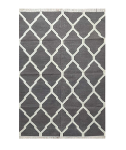 Tapis en coton moderne du milieu du siècle Triangles géométriques et lignes symétriques dans des tons neutres pour des salons élégants en Inde - Product Image 1