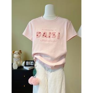 เสื้อยืดแขนสั้นสีชมพูสำหรับผู้หญิงในฤดูใบไม้ผลิและฤดูร้อน ทำจากผ้าฝ้ายแท้ พร้อมดีไซน์ปักลายหลวมๆที่ไหล่ - Product Image 1