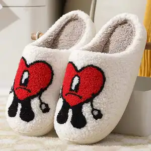 Pantoufles d'amour en forme de cœur rouge à bas prix, pantoufles chaudes et coquines pour maison drôle de dessin animé Yangzhou en peluche de mauvais lapin