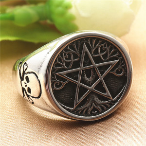 Bague en acier titane style européen, étoile à cinq branches, bijou rétro punk pour homme, cadeau crâne - Product Image 1