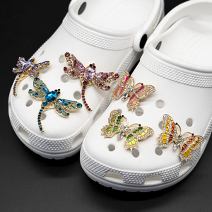 Nouveauté 2026 : Breloques de <span class=keywords><strong>chaussures</strong></span> en métal personnalisées, motif animaux, avec chaîne de perles et strass, design élégant, vente en gros - Product Image 3