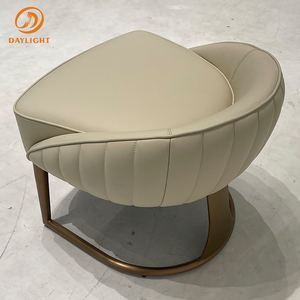 Taburete/Silla Tapizado Moderno de Lujo con Acabado de Cuero Curvo Envolvente y Base de Metal Oscuro, Taburete Decorativo Elegante - Product Image 3