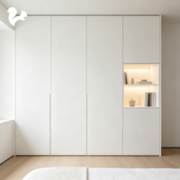 Armoire autoportante moderne et minimaliste en bois blanc sans poignées, éco-responsable, avec panneaux mats et éclairage LED, étagères ouvertes du sol au plafond