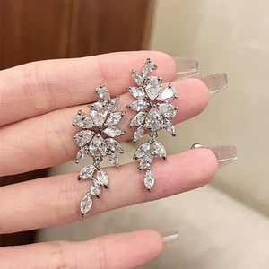 Orecchini Pendenti Lunghi a Foglia di Glicine Scintillanti da Donna, Eleganti Gioielli Floreali alla Moda - Product Image 2