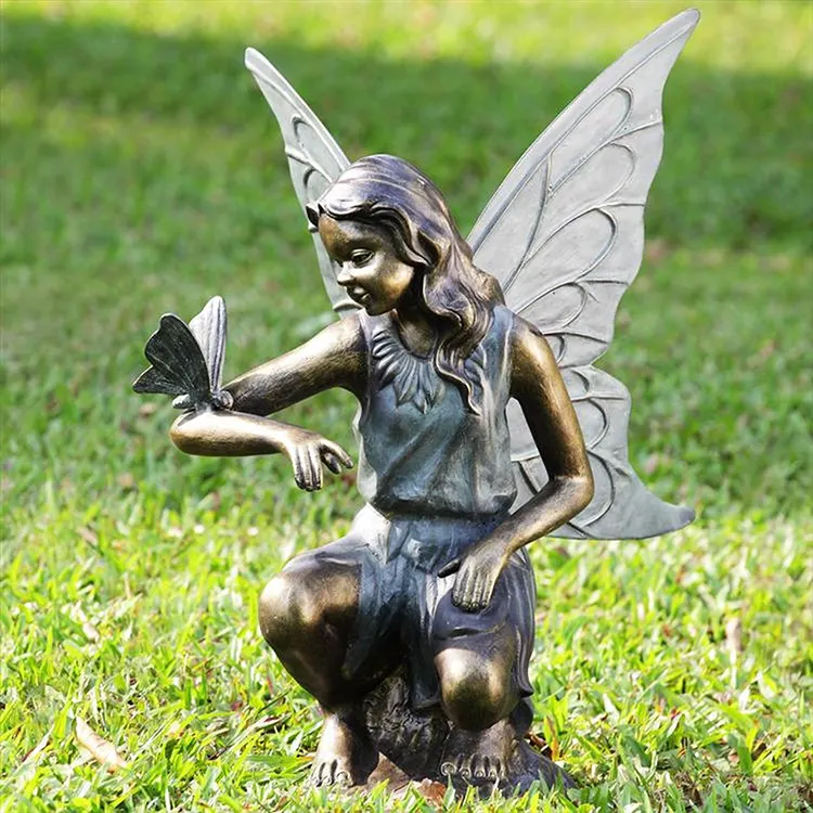 Alas de tamaño real para decoración al aire libre, hada de bronce con alas, Ángel jugando con estatua de mariposa para jardín