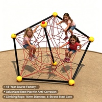 Structure d'escalade pyramidal commerciale d'extérieur pour enfants, certifiée EN1176 TUV, avec filet d'escalade à âme en acier, capacité usine
