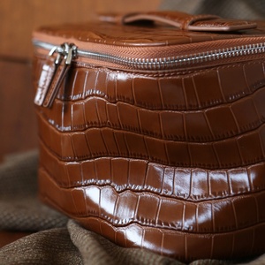 Bolsa de artículos de tocador con patrón de serpiente y cocodrilo de PU, resistente al agua, de cuero brillante, varios colores, logotipo en relieve, bolsas de cosméticos para hombres - Product Image 6