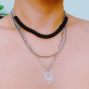 Collana a strati con cuore dorato e perline in resina - Product Image 5