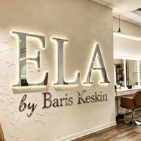Enseigne de studio de beauté de luxe personnalisée, lettres de logo rétroéclairées LED en acrylique et acier inoxydable doré 3D pour réception intérieure