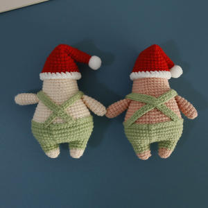 手かぎ針編みのクリスマスパトリックスターぬいぐるみ、スポンジボブホリデーアミグルミ、サンタハットピンクヒトデ、お祝いアニメ収集可能ギフト - Product Image 2