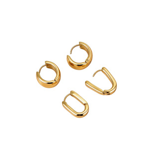 Dos pares de aretes de aro anchos de acero de titanio chapados en oro, aretes circulares de alto brillo con efecto espejo, estilo INS transfronterizo. - Product Image 5