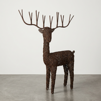 Statue de cerf en rotin tissé à la main, élégante sculpture de cerf en osier pour la décoration de la maison