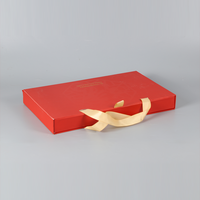 Emballage rouge Cadeau en papier artisanal Nichoir pour oiseaux avec poignée