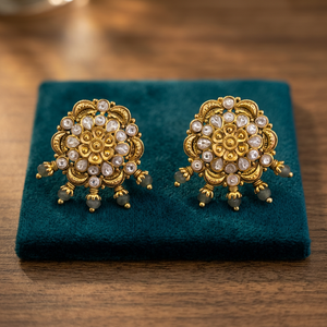 Dernières boucles d'oreilles classiques antiques faites à la main de qualité export avec placage or mat 233095 - Product Image 1