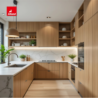 Armoire de cuisine AllandCabinet en placage de chêne, style moderne et chaleureux, avec panneaux plats et étagères ouvertes pour le rangement