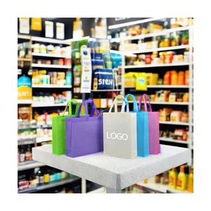 Sacs fourre-tout recyclés non tissés avec logo imprimé personnalisé de haute qualité imperméable léger réutilisable pliable varisé pour le shopping - Product Image 1