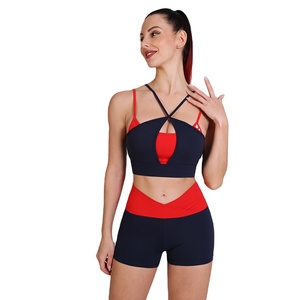 Conjunto de yoga de 2 piezas para mujer, pantalones cortos de cintura alta con bloques de color y sujetador deportivo cruzado, ropa deportiva para gimnasio - Product Image 3
