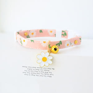 2023 printemps-été collier pour animaux de compagnie petite fleur motif 16 couleurs échappée Polyester chien cou cloche décoration petit chat chien - Product Image 5