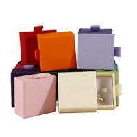 Boîte à bijoux personnalisée de luxe avec logo estampé à chaud en or, fermeture à cordon, boîtes rigides à tiroir couleur crème