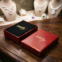 Boîte à bijoux en papier rigide texturé rouge avec logo personnalisé, doublure en velours noir, couvercle rabattable pour collier, bague, pendentif, emballage cadeau de mariage