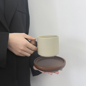 BloomSip Tasse à café en céramique nordique avec poignée sphérique flottante, ensemble tasse et soucoupe mélange de couleurs minimaliste, vente en gros, logo personnalisé, OEM, ODM, cadeau - Product Image 3