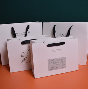 Bolsas de Compras de Papel con Lámina Dorada de Lujo Personalizadas - Bolsas de Regalo Resistentes con Laminado Mate en Relieve para Tiendas de Ropa (Tamaños S/M/L) - Product Image 3