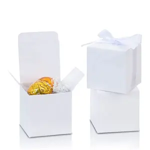 Décorations de fête de mariage petites boîtes d'emballage cadeau blanches avec ruban