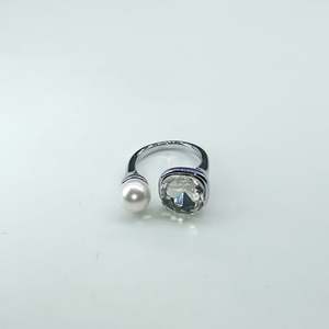 Bague Tendance en Acier Inoxydable 316L Plaqué Or PVD, Durable et Résistante, Ornée de Perles et Cristaux Naturels, pour Femme au Quotidien - Product Image 1