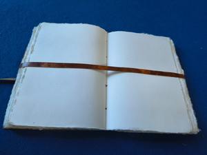 Nuevo cuaderno de cuero impreso de alta gama, encuadernado, con cubierta de cuero única, logotipo personalizado, papel ecológico y cierre con llavero. - Product Image 3