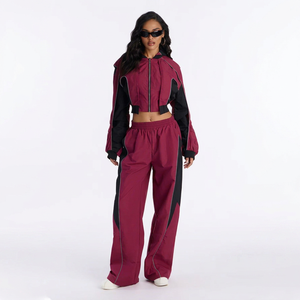 Ensemble de survêtement unisexe imperméable et léger, couleur bordeaux avec blocs de couleur, haut court à manches longues avec cordon de serrage et pantalon large, style streetwear - Product Image 1