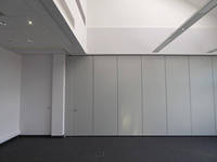 Cloison insonorisée mobile moderne avec opérateur de porte coulissante pour salle de conférence et restaurant, portes pliantes portables