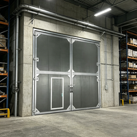 Porte plate industrielle moderne pour entrepôt, résistante au vent et durable, surface finie, porte battante