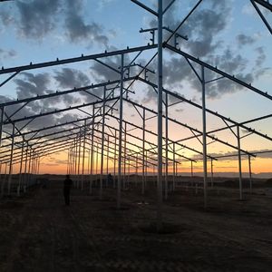 Structure en acier préfabriquée durable et au design moderne <span class=keywords><strong>pour</strong></span> entrepôt à bétail, ferme et hangar à vaches - Product Image 1