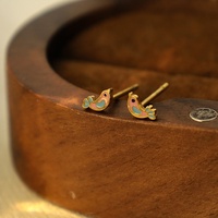 Vente en gros de nouvelles boucles d'oreilles créatives et mignonnes avec des oiseaux croisés en acier inoxydable 316 vintage émaillé inspirées des bijoux frais simples Ins