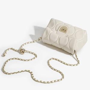 Venta directa de fábrica, bolso de hombro con cadena multicolor, flor de metal, retro, elegante - Product Image 1