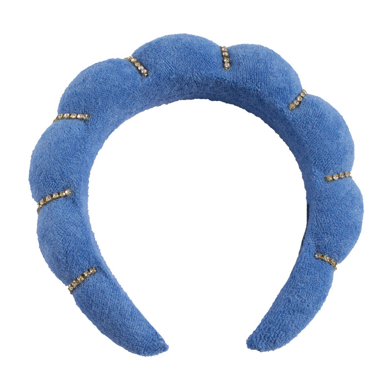 Bandeau pour cheveux bleu marine orné de diamants étincelants.