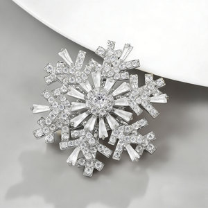 Broche en cristal CZ de haute qualité en forme de flocon de neige pour femme, bijou de mode, broche rotative en forme de flocon de neige, vente en gros - Product Image 1