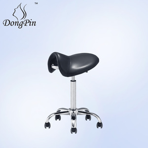 Silla de Peluquería Giratoria con Altura Ajustable, Modelo 9908, de Cuero Negro para Oficina - Product Image 4